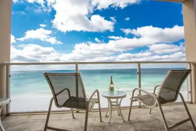 Image de Condo de luxe face à la plage récemment rénové avec une vue imprenable! Voir les dauphins