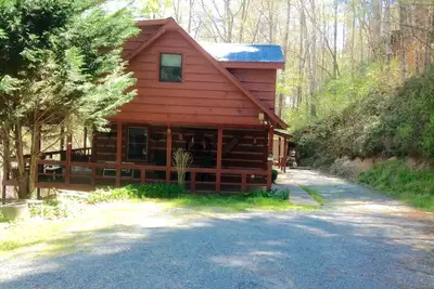 Image de Log Cabin sur les montagnes de Géorgie du nord-est de la rivière Toccoa