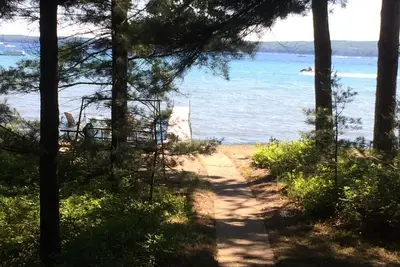 Image de Higgins Lake: Tarifs Reduits: Lac Front: Plage Prive 4bd / 2ba Grand Prix