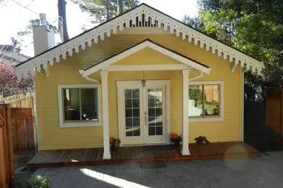 Image de Récemment rénové 2br, 2 Ba Den + Carmel Charmer - Gingerbread Cottage