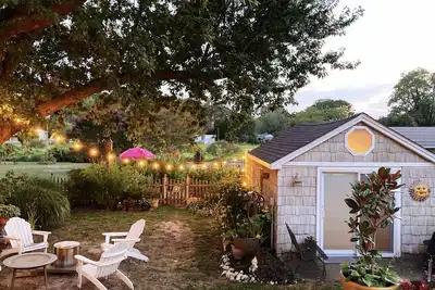 Image de Cozy Pet Friendly Cape May Cottage avec cour clôturée.