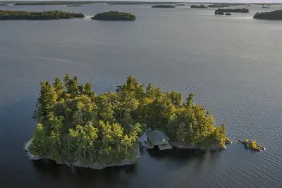 Image de île sauvage à distance avec cabine de pêche confortable