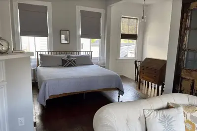 Maison historique en rangée de deux étages dans le centre-ville de Savannah