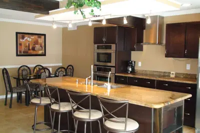 Image de Bonjour! Confidentialité, Piscine (chauffée) Lg Yard, Great Location, New outre, Promotions. .