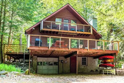 Image de Double terrasse surplombant le lac au chalet \"Serenity\" au bord du lac Mokoma