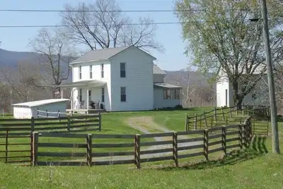 Image de Cozy Country Farmhouse! Rénové et mis à jour. Très bien situé dans la vallée!