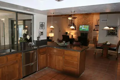 Image de Custom Home dans un quartier calme pour 9 personnes