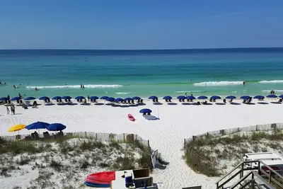 Image de Temps pour le soleil et l'amusement! Beach-front w / Service de plage gratuit!