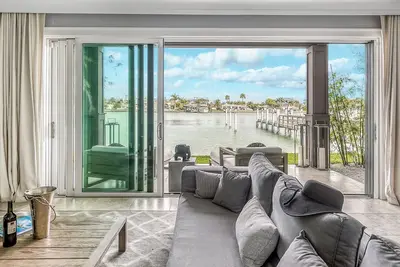 Image de Maison de ville luxueuse (8 personnes) avec piscine et bain à remous, vues spectaculaires sur l’eau