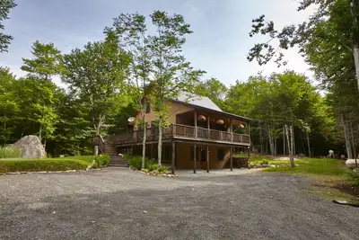Image de Rock Haven à North Street, retraite de cabane boisée à Old Forge, Ny
