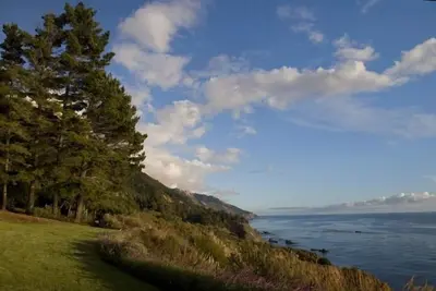 Image de Oceanfront romantique Big Sur Cottage avec une vue imprenable sur la côte