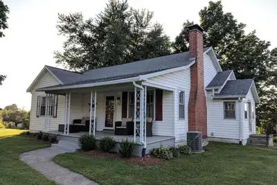 Image de Sunset Cottage, votre maison à 3 minutes de l'arche!