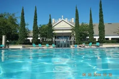 Image de Belle maison de ville 4Br / 3. 5Ba Sleep 10 - WiFi gratuit - Offres De DERNIÈRE Minute! !