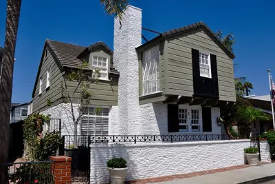 1930 Island Cottage Charmer