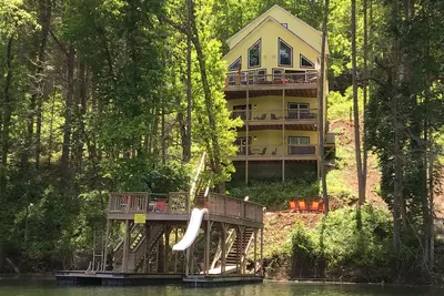 Image de Foi, famille et amis: une charmante maison entièrement équipée de 9 chambres sur le lac Norris.