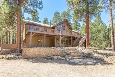 Image de Spirit Hollow Retreat sur 5 acres. Foyer extérieur, table de billard entourée de bois