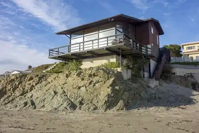 Image de Iconic Oceanfront Cayucos Beach Home, chambre avec vue panoramique, accès direct à la plage! !