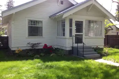 Image de Emplacement: calme et central! Cottage au coeur du centre-ville historique Bend!