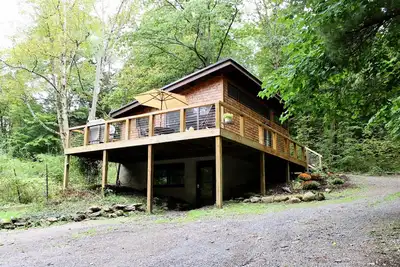 Image de Cabine propre et moderne en pleine nature
