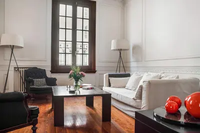 Image de Penthouse de luxe dans un immeuble de style parisien restauré