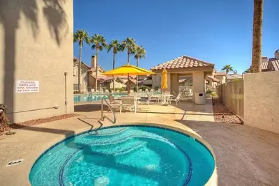 Image de Condo de niveau inférieur, 2 chambres, 2 salles de bain, tennis, piscine, jacuzzi,