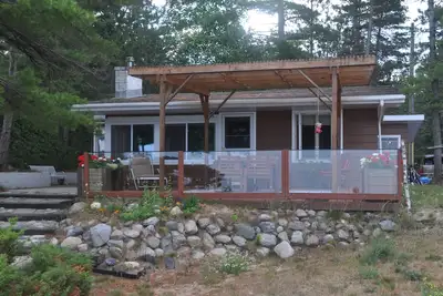 Image de Souvenirs d'une vie: classique actualisé le lac Michigan Knotty Pine Cottage