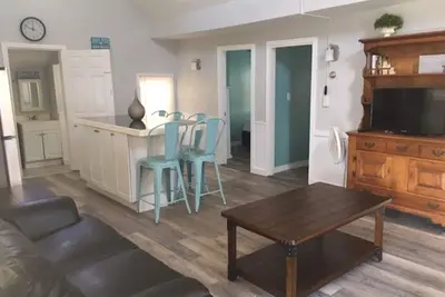 Image de Maison récemment rénovée de 3 chambres. . . Mise à jour totale - Super emplacement!