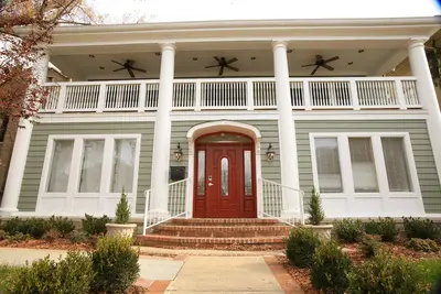 Image de Classic Southern Mansion sur Historic Music Row. Le luxe au cœur de Nashville