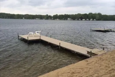 Image de Family Friendly Lakefront Cottage avec Breathtaking Sunsets