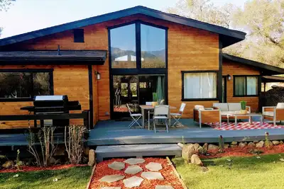 Image de \"River Retreat House\" contemporaine avec 2 terrasses sur Southfork