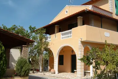 Image de 2 appartements confortables X 4-5 personnes sur la plage de Corfou