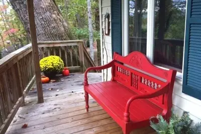 Image de A Cottage Wilderness Retreat dans les montagnes de l'Ouest N. Caroline