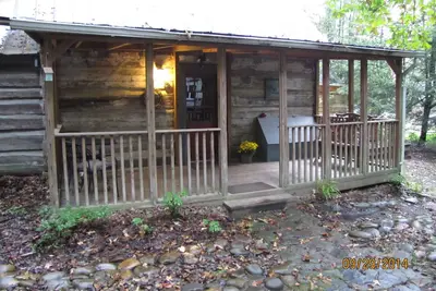 Image de Log Cabin à partir des années 1800 avec des équipements modernes bien situés