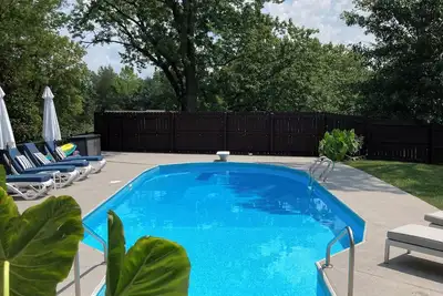 Image de Piscine privée! Emplacement parfait! Minutes du centre-ville de Franklin! !