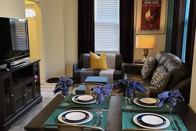 Image de Belle maison sur bloc de jardin unique dans la ville.