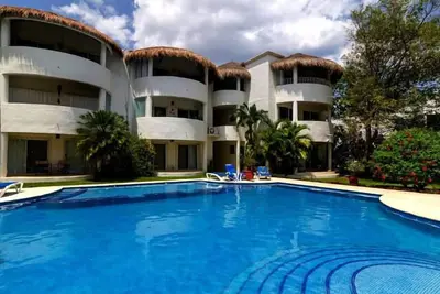 Image de Superbe emplacement. Marque nouveau condo. Près de la plage et le shopping!