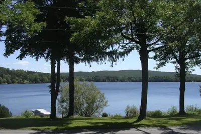 Image de Cozy Lakefront Home sur Beautiful Crystal Lake, à quelques minutes de Elk Mountain