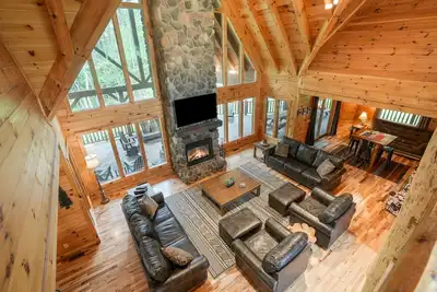 Image de Luxury Lodge-Sleeps 22, bain à remous, Wifi, cheminées, terrasses couvertes, 12 acres, étang