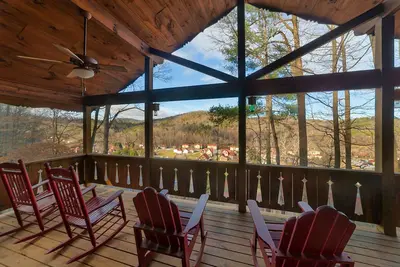 Image de Vue imprenable en se relaxant dans le bain à remous<br><br>Une charmante cabine située près du centre de downto