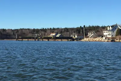Image de Authentique maison de pêche au hareng et au homard de génération avec vue sur la maison lumineuse