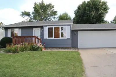 Image de Entièrement meublé 3 Chambre - 2 salles de bain - Double Garage