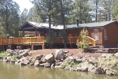 Image de \"Cabine De Lac Front Sur Rainbow Lake\" avec 4 bateaux et une jetée privée de 36 pieds! ! !