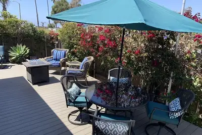 Image de Pierpont Beach Bungalow récemment rénové avec une grande cuisine et un grand salon