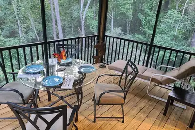 Image de N. Ga Wine Area- 4br Cabin on Trout Stream-Hot Tub & Game Room - Près d'Helen!