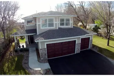 Image de Marchez jusqu'au centre-ville de Wayzata pour prendre un café, faire du shopping et une vie nocturne fantastique! !