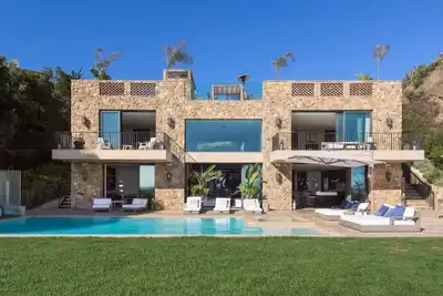 Image de Gated immobilier Sur la plage - Piscine à débordement / Pelouse / Jardins - Le 1er Acre Winding dur