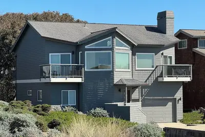 Image de Vues panoramiques sur l'océan pour 12! Parfait pour les familles, à quelques pas de la plage, nouveau ping-pong