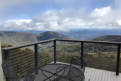 Image de Tout Neuf sur le marché - Juste ENTIÈREMENT RÉNOVÉ avec des Vues à couper le souffle