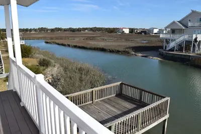 Image de Vues magnifiques sur le canal à pied de la plage / 4 chambres / 4 salles de bain sur Channel rénovées