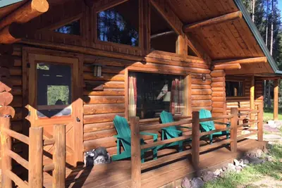 Image de Log Cabin avec une vue imprenable sur la montagne près de Swan River et Holland Lake.